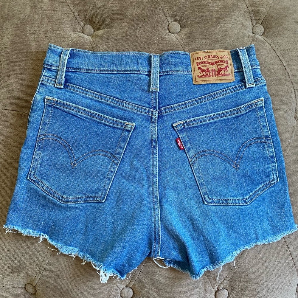 Levi’s High Rise Shorts - Picture 3 of 6
